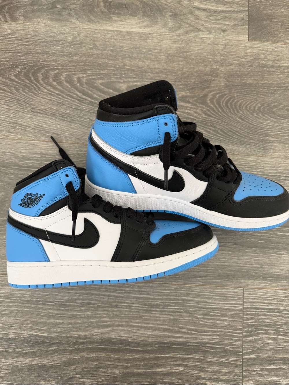 Jordan 1 Retro Air High-Top Sneakers in Obsidian - Picture 2 of 3
